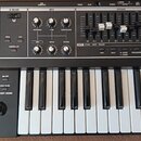Černý digitální klavír značky Roland. Na ovládacím panelu jsou sekce D-BEAM, EFX s knoflíky OVERDRIVE, TONE a COMPRESSOR, a ORGAN s posuvníky. V levé…