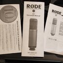 Fotografie zobrazuje tři papírové dokumenty k mikrofonu. Uprostřed je „K2 Instruction Manual“ od značky RØDE MICROPHONES s obrázkem stříbrného mikrof…