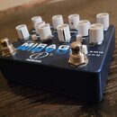 Kytarový efekt v tmavě modrém kovovém šasi s bílými oválnými knoflíky. Na horní straně je nápis MIRAGE a logo s textem crazytube circuits. Jsou zde v…