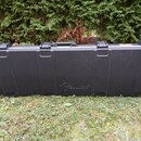 Černý tvrdý kufr na hudební nástroj z plastu s rukojetí a čtyřmi zámky. Uprostřed spodní části je vyražené logo Fender®. Povrch vykazuje drobné škráb…