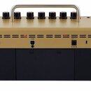 Zadní strana zlatého elektronického zařízení s černým spodním panelem. Na zadním panelu jsou vidět nápisy USB a 15V DC, konektory pro USB a napájení,…
