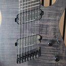 Elektrická kytara s tmavě šedým povrchem s viditelnou strukturou dřeva. Nástroj má dva snímače, na kterých je čitelný nápis Seymour Duncan. Kytara je…