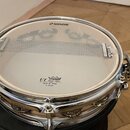 Bílá bubenová blána s nápisem REMO DRUM HEAD a pod ním MADE BY REMO IN CHINA. Na horním okraji obruče je logo SONOR. Blána je napnutá na chromovaném…