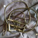 Černý instrumentální kabel s konektory typu jack. Jeden konektor je rovný a druhý úhlový. Na kabelu ani na konektorech nejsou viditelné žádné značky,…