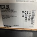 Fotografie detailu štítku na bílém kartónovém obalu. Na štítku je uveden název BETA 58A a popis VOCAL MICROPHONE SUPERCARDIOID | DYNAMIC. Jsou zde ro…