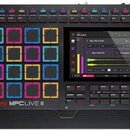 Černý sampler MPC Live III od značky AKAI PROFESSIONAL. Zařízení má 16 podsvícených padů v různých barvách, displej s rozhraním MPC LIVE III a řadu o…