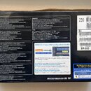 Fotografie zadní strany krabice od hudebního zařízení. Je zde uveden model BR-800 a značka Roland. Text je napsán v několika jazycích, včetně francou…