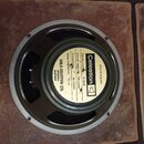 Zadní strana reproduktoru s kovovým rámem. Na středovém štítku je uvedeno logo Celestion, nápis MADE IN ENGLAND a specifikace: Model number G 12 M, P…