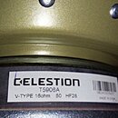 Detail reproduktoru s kovovým rámem v zlatavé barvě. Na bílé nálepce je černý nápis CELESTION, pod ním kód T5906A a řádek V-TYPE 16ohm 50 HF28. Vedle…