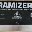 Zadní strana černého elektronického zařízení s nápisem ULTRAMIZER PRO. Pod ním je uveden text ULTRA HIGH-RESOLUTION 24-BIT DUAL-ENGINE DIGITAL MULTIB…
