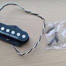 Černý humbucker s bílými póly a nápisem Seymour Duncan. K snímači jsou přiloženy dva černobílé vodiče a plastový sáček se třemi montážními šrouby. Po…
