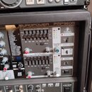Černý rackový mixér s označením EUROPOWER PMP960M značky BEHRINGER. Zařízení obsahuje dva grafické ekvalizéry s posuvníky, několik ovládacích knoflík…