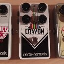 Pět kytarových efektů značky electro-harmonix v řadě. Zleva: červený pedál MUFF overdrive, bílý Nano BIG MUFF pi, bílo-černý CRAYON full-range overdr…
