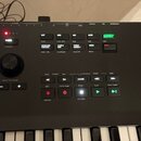 Černý klaviaturní kontrolér s nápisy AKAI PROFESSIONAL a MPC KEY 61. Horní panel obsahuje různé ovládací tlačítka, otočný knoflík a sekci s transport…