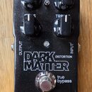 Černý kytarový efekt s nápisy tc electronic a DARK MATTER DISTORTION. Na horní straně jsou čtyři černé ovládací knoflíky a přepínač označený jako VOI…