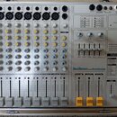 Bílý mixážní pult v přenosném kufru s nápisem SkyTronic PowerPack10. Zařízení má 8 kanálů s kombinovanými vstupy, rovnovážnými konektory LOW Z BAL IN…