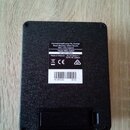 Zadní strana černého efektového pedálu s texturovaným povrchem. Je zde uveden nápis Marshall Amplification Plc, Denbigh Road, Bletchley, Milton Keyne…