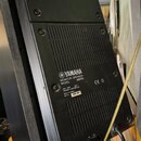 Zadní strana černého monitorovacího reproduktoru značky YAMAHA. Na zadním panelu je nápis MONITOR SPEAKER MODEL MSP10, značka YAMAHA a sériové číslo…