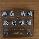 Kytarový efekt pedál v šedé barvě s kovovým povrchem. Na spodní části je nápis VISION, JOYO a DUAL-MODULATION. Zařízení má osm ovládacích knoflíků, d…