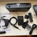 Sada bezdrátového systému značky SAMSON. Obsahuje černý přijímač s nápisem CONCERT 88 UHF WIRELESS RECEIVER, vysílač s logem SAMSON a označením C88,…