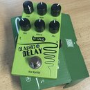 Zelený kytarový efekt s nápisy CLASSIC DELAY a M-WAVE. Na horní straně jsou šest černých otočných knoflíků s popisky LEVEL, HIGH, LOW, TIME, F.BACK a…