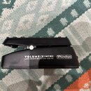 Černý volume pedál s nápisem VOLUME(X)MINI a LOW FRICTION BAND-DRIVE. Na pravé straně je umístěno logo Dunlop v oválu. Povrch pedálu vykazuje mírné z…