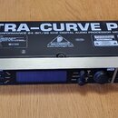 Digitální audio procesor s kovovým šasi a černým předním panelem. Na horní straně je velký bílý nápis ULTRA-CURVE PRO a text ULTRA HIGH-PERFORMANCE 2…