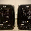 Dvě černé aktivní studiové monitorovací reproduktory značky KRK SYSTEMS, model VXT8. Zadní strana obsahuje různé ovládací prvky, včetně přepínačů HF…