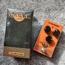 Kytarový efekt Tremolo značky tc electronic, model CHOKA. Pedál má oranžové kovové šasi s černými ovládacími knoflíky a nápisy SPEED, DEPTH a LFO. Ve…