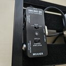 Černý DI box s nápisem MICRO DI Direct Input Box a značkou MOOER. Zařízení má přepínač GAIN s hodnotami -20dB, 0dB, +20dB a přepínač CABINET SIMULATO…