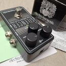 Černý efekt pedál s nápisem SILENCER a podtitulem noise gate/effects loop. Na horní straně jsou tři černé oválné kontrolní knoflíky s popisky REDUCTI…
