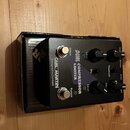 Černý kytarový efekt s nápisy CARL MARTIN, Designed in Denmark a DUAL COMPRESSOR LIMITER. Na horní straně jsou dva stoupací spínače s popisky Select…