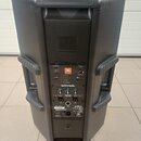 Černý plastový aktivní reproduktor značky JBL. Na zadním panelu je vidět nápis EON 615 a logo JBL. Panel obsahuje různé ovládací prvky, vstupy, přepí…