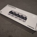 Bílá papírová krabice s nápisy PLETHORA X5 a tc electronic. Na horní straně je obrázek kytarového pedálu s ovládacími knoflíky a nápisy: PLETHORA X5,…