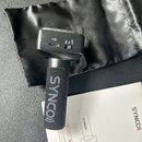 Černý mikrofon s větrolnicí, na které je bílý nápis SYNCO)). Na těle mikrofonu jsou vidět přepínač s označením OFF, 75 a 150 a USB-C port. Součástí j…