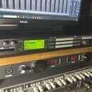 Na fotografii jsou tři rackové studiové přístroje umístěné nad sebou. Horní zařízení je černé s nápisem t.c. electronic a FIREWORX, má zelený displej…