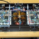 Fotografie zachycuje otevřený profesionální výkonový zesilovač s černým šasi. Na předním panelu jsou nápisy CF1000 BM, PROFESSIONAL POWER AMP a BV601…