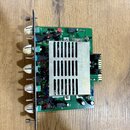 Fotografie zobrazuje vnitřní elektronickou desku s ovládacími prvky, umístěnou na dřevěném povrchu. Na zelené desce je velký hliníkový chladič a řada…