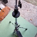 Černý kovový stativ s teleskopickým ramenem a třínožným základem. Na rameni je umístěn černý pěnový popest. Na stativu nejsou viditelné žádné značky…