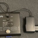 Černý efekt pedál s nápisem logidy a EPSi. Na horní straně se nachází jeden otočný knoflík s popiskem Value, tlačítko (Recall) a tlačítko Param. V do…