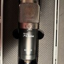 Kondenzátorový mikrofon v černém kufru s pěnovou výplní. Na těle je bílý nápis „the t.bone“ a níže označení modelu „SC-100“. V horní části je vidět s…