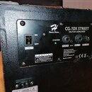 Zadní strana černého kytarového komba s texturou povrchu. Na černé ovládací ploše je nápis Harley Benton CG-10X STREET GUITAR AMPLIFIER, vypínač POWE…