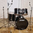 Černá bubnová sada značky TAMA. Sestava obsahuje basový buben, tommy a snare drum, vše v černém lakovaném provedení s chromovaným kováním. K sadě pat…