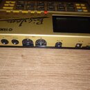 Zlatý rytmický programátor s nápisy YAMAHA, RY9 a RHYTHM PROGRAMMER. Na zadní straně jsou konektory OUTPUT (R, L/MONO), MIDI OUT a MIDI IN, EXT IN a…