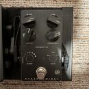 Černý kytarový efekt s nápisem HYPER LUMINAL HYBRID COMPRESSOR. Zařízení má čtyři otočné knoflíky s popisky BLEND, TIME, OUTPUT a COMPRESSION, jeden…