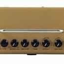 Zlatý kytarový předzesilovač s ovládacími prvky na spodní straně. Na panelu jsou nápisy MIC TYPE, BLEND/GAIN, MASTER, TONE, EFFECT, DLY/REV a VOLUME.…