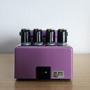 Fialový kytarový efekt s čtyřmi černými oválnými knoflíky. Na zadní straně je vstup pro napájení a bílá nálepka s nápisem USE BOSS ACA ADAPTOR ONLY.…