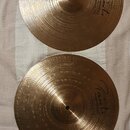 Dvě zlatavé kovové činely s koncentrickým rýhováním. Na obou je viditelné logo Paiste a nápis INNOVATION. Povrch je čistý bez viditelných poškzení.