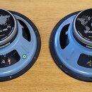 Dvě modré reproduktorové jednotky s černým vnějším rámem. Na středovém magnetu je bílé logo FANE a nápis SOVEREIGN 12-300. Jsou vidět také webová adr…