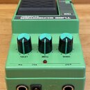 Zelený kytarový efekt s nápisem TUBE SCREAMER CLASSIC a označením TS10. Na horní straně jsou tři černé otočné knoflíky s tyrkysovými vršky a popisy L…